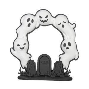 Halloween ajtódísz szellemekből álló koszorúval és R.I.P. feliratú sírkövekkel, fehér háttéren